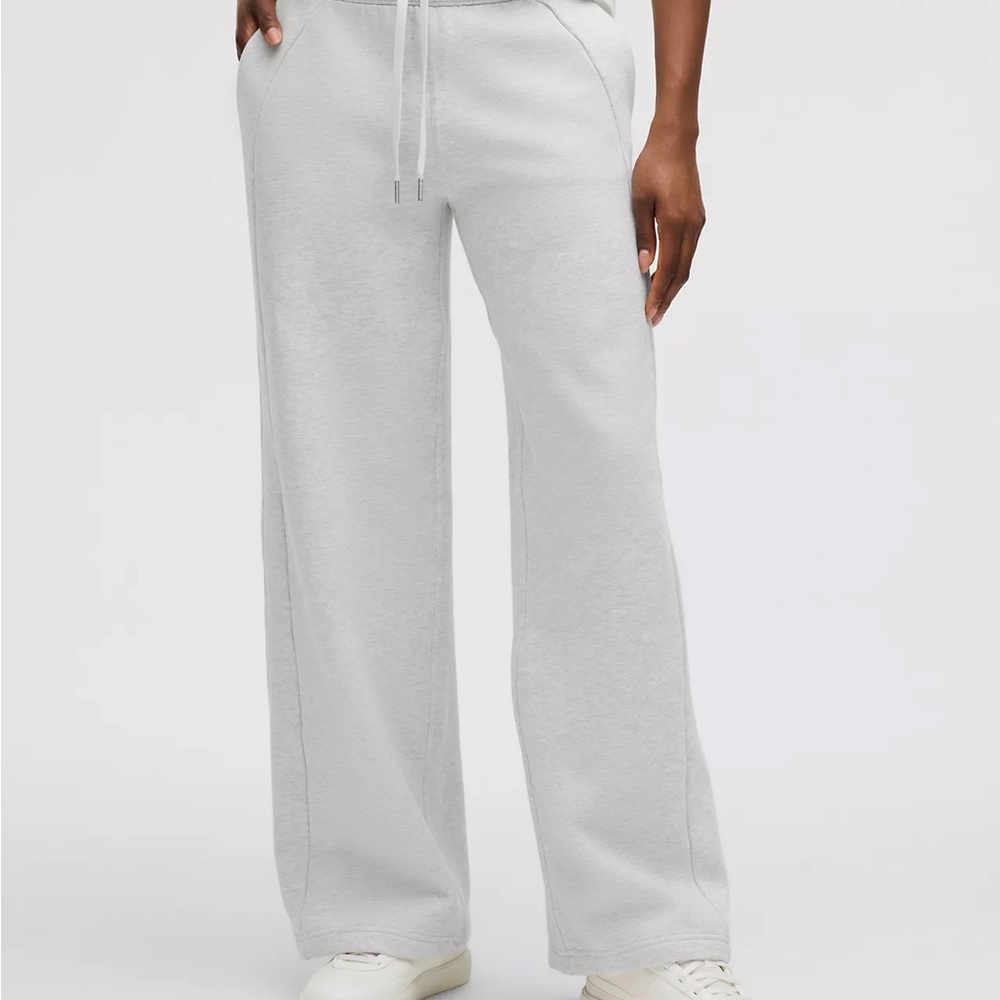 Lululemon Scuba Mid-Rise Wide-Leg Pant
Regular